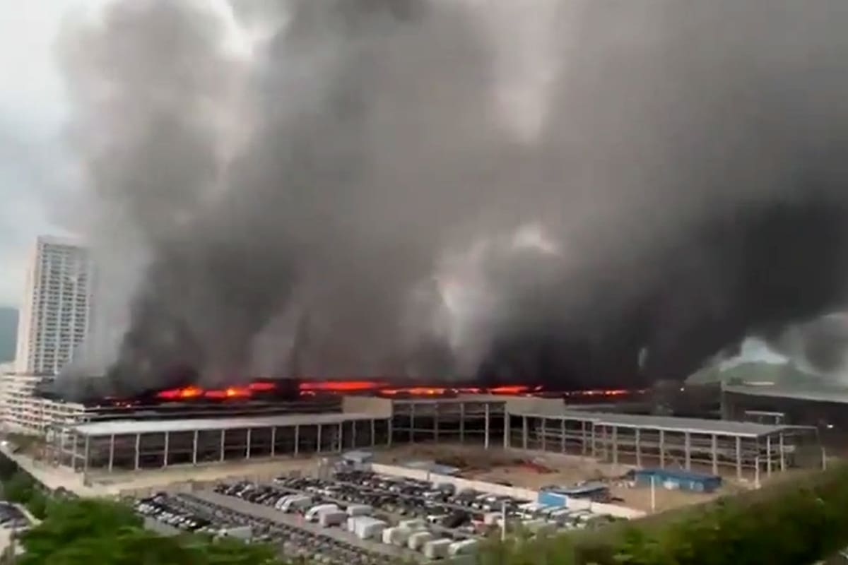 El fabricante chino de vehículos eléctricos BYD informó QUE se produjo un incendio en un estacionamiento ubicado dentro de un parque industrial en Shenzhen