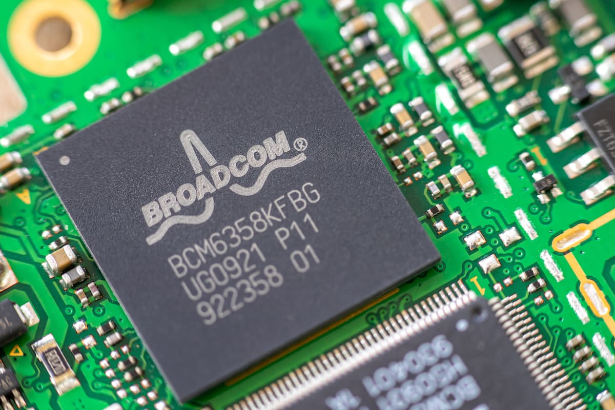 El fabricante de chips Broadcom ya vale más de un billón de dólares, gracias al impulso que le da chips que se usan para inteligencia artificial