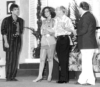 El Facha Martel, Beatriz Salomón, Alberto Olmedo y Javier Portales sobre el escenario del teatro Neptuno, de Mar del Plata, haciendo El negro no puede