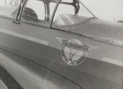 El Fairchild Cornell M-62A (PT-19A-FA) (T41-975) ‘El Gaucho III’ durante su presentación. Además de llevar los nombres de Argentina y Uruguay escritos en el fuselaje, tenía en la parte trasera de su cabina un gaucho de tela colgado (Archivo C. Meunier)
