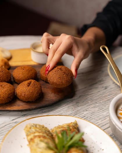 El falafel es rico en proteínas, vitaminas y minerales; por ese motivo se convierte en una opción saludable para toda la familia