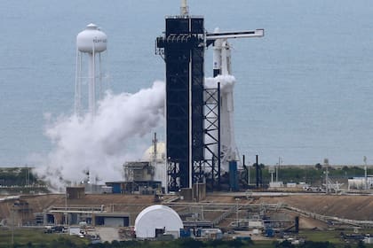 El Falcon 9 purgando su combustible en la lanzadera, en Cabo Cañaveral, con la cápsula Crew Dragon en al punta; los astronautas deben esperar a que se libere de combustible antes de salir