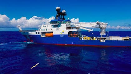 El Falkor (too), el buque oceanográfico operado por el Schmidt Ocean Institute, en plena campaña científica