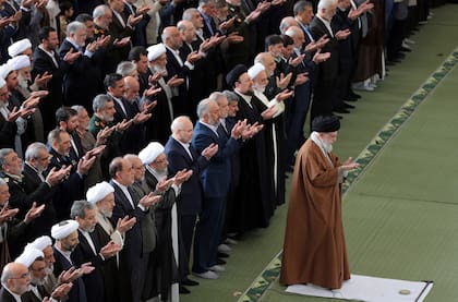 El fallecido Ali Khamenei, en marzo de 2025, liderando una oración en la Gran Mezquita Imam Khomeini de Teherán (Archivo)