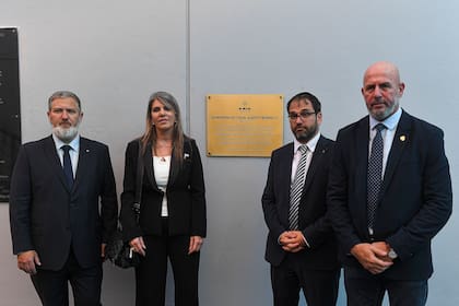 El fallecido ex fiscal federal Alberto Nisman fue homenajeado hoy en la sede de la Asociación Mutual Israelita Argentina (AMIA), a un mes de haberse cumplido el noveno aniversario de su muerte, con una ceremonia a la que asistieron familiares y autoridades.