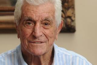 Amadeo. No murió, simplemente voló hasta el cielo para hacer otra revolución