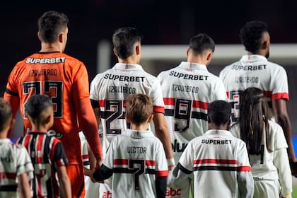 El fallecimiento de Juan Izquierdo conmovió a los brasileños, que lo homenajearon al siguiente partido.
