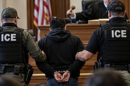 El fallo judicial determinó que el gobierno federal aplicó las sanciones de forma masiva sin realizar una evaluación individual para comprobar si los inmigrantes se negaron voluntaria o deliberadamente a abandonar el país norteamericano
