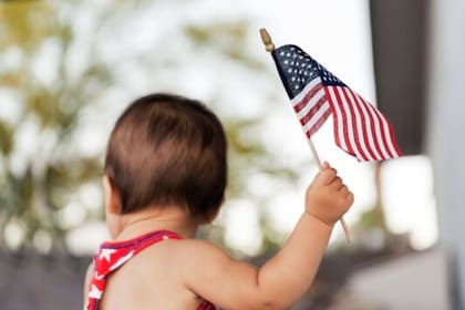 El fallo judicial se apoya en un precedente reciente de la Corte Suprema, el caso Trump v. Barbara, que ratificó el derecho para hijos de padres extranjeros
