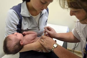 La terapia que los expertos recomiendan para complementar la vacuna materna y reforzar la protección