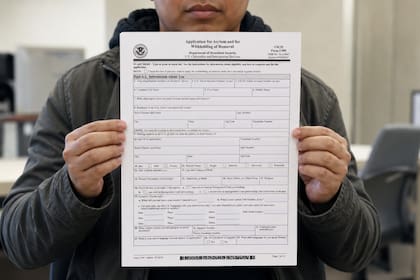 El fallo permite a algunos migrantes que entraron con CBP One realizar ciertos trámites gratuitamente ante el Uscis