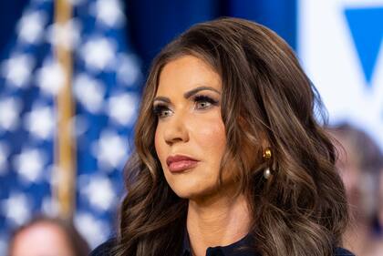 El fallo sostuvo que la actual secretaria del DHS, Kristi Noem, no presentó fundamentos sólidos para justificar la anulación masiva del permiso