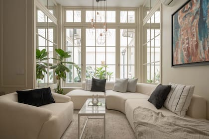 El falso bow window fue fundamental para aprovechar el sector del living formal y llevar luz al interior.