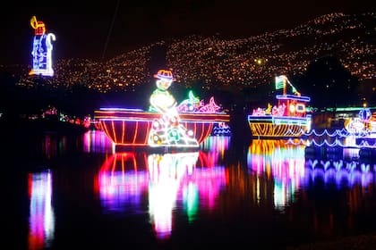 El famoso alumbrado de Medellín rodeado por los cerros de la ciudad colombiana