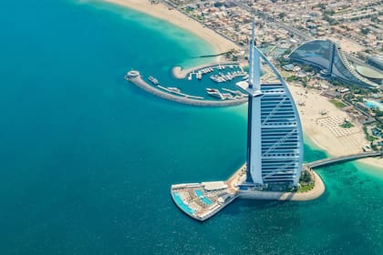 El famoso edificio del Burj Al Arab hotel en Dubái, uno de los más lujosos del mundo