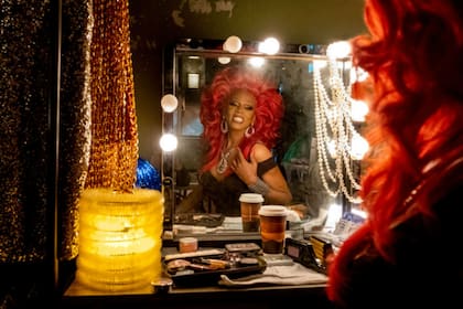 El famoso host y drag queen creó una serie a su medida, pero con momentos dramáticos que no logra dominar