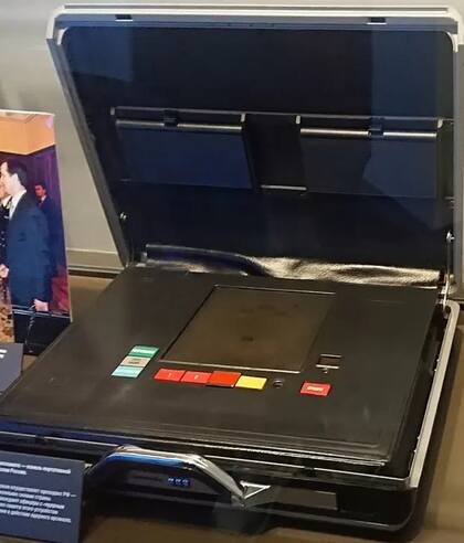 El famoso maletín cheget (en este caso fuera de circulación y dispuesto en un museo), que contiene un panel de un sistema de control portátil para el arsenal nuclear ruso