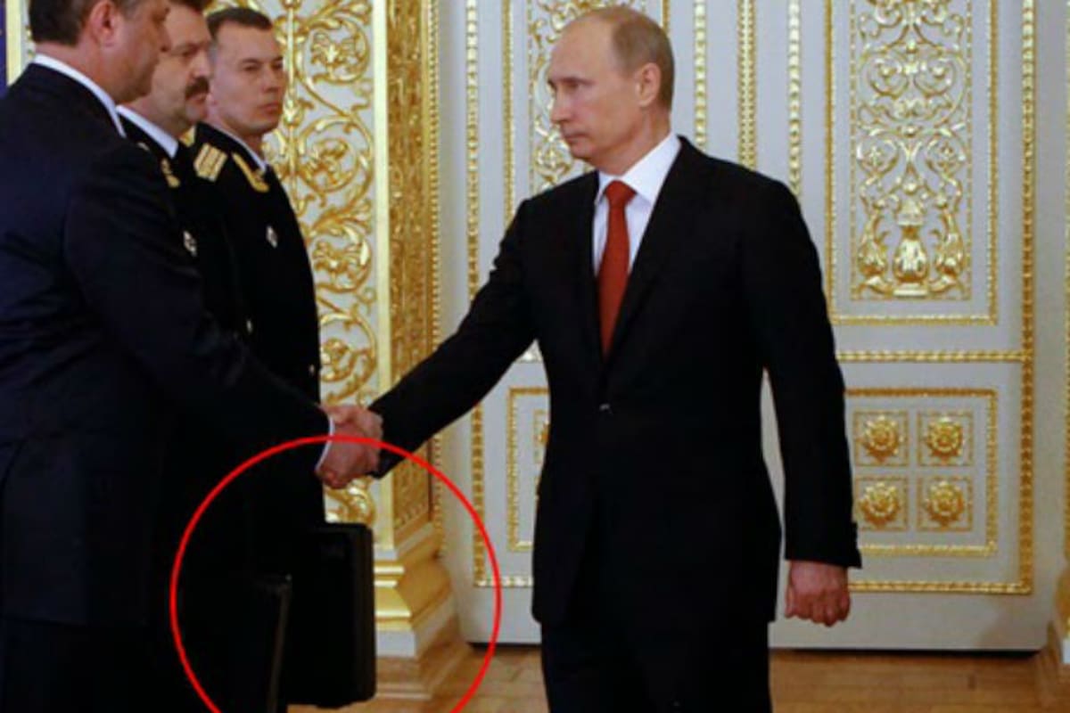 El famoso maletín nuclear, cheguet, que acompaña a todos lados a Putin