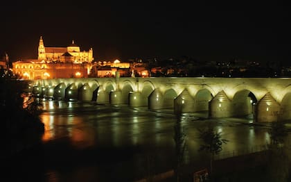 El famoso puente romano sobre el río Guadalquivir, emblemática postal de Córdoba.