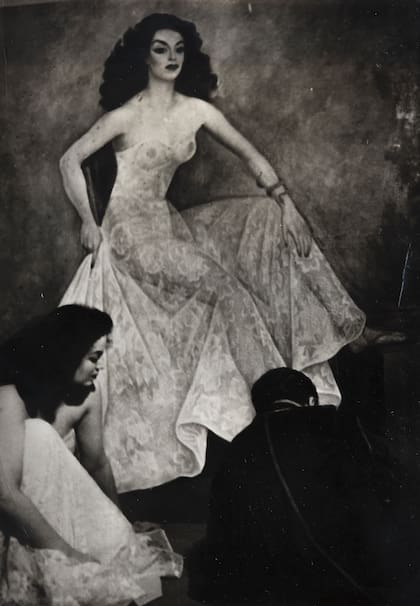 El famoso "Retrato de María Félix" pintado por Rivera en homenaje a la venerada actriz que amó, y que en la actualidad está desaparecido, surgió hace pocos meses en una fotografía inédita del momento en que el muralista firmó el cuadro en presencia de la mismísima “María Bonita”
