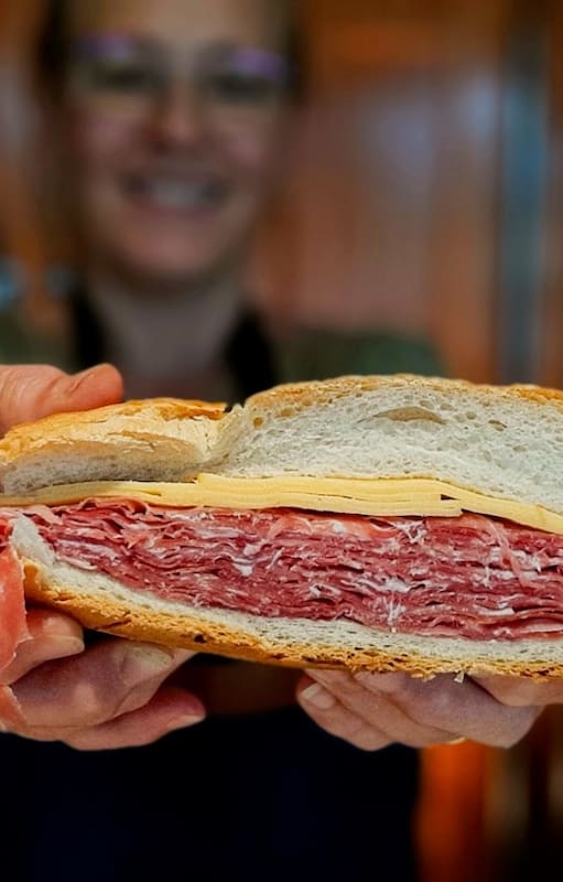 El famoso sándwich de El Cruce, en primer plano.