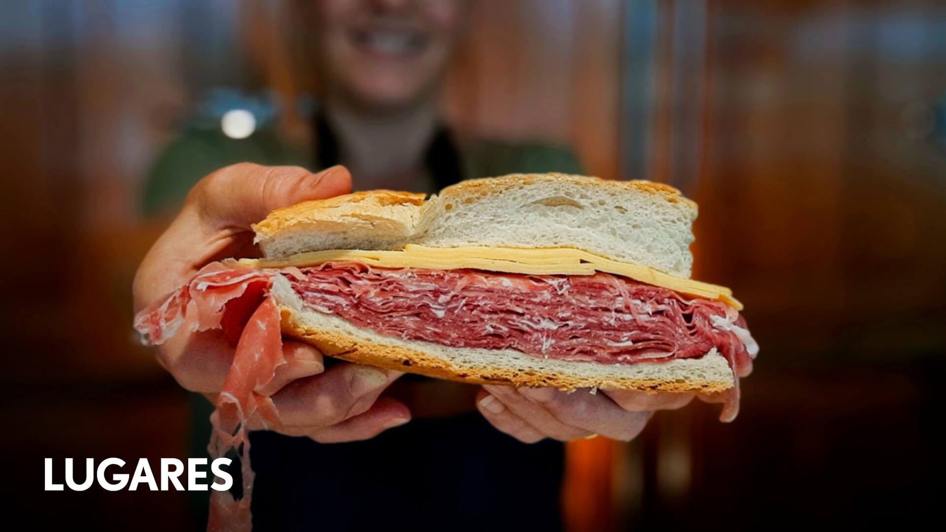 El famoso sándwich de El Cruce, en primer plano.