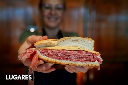 El famoso sándwich de El Cruce, en primer plano.