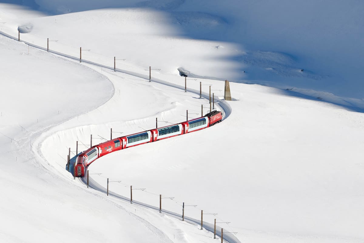 Entre los 10 viajes exclusivos para hacer una vez en la vida figura el famoso tren panorámico Glacier Express que recorre el corazón alpino de Suiza, desde la elegante St. Moritz hasta la villa de Zermatt, junto al imponente monte Matterhorn
