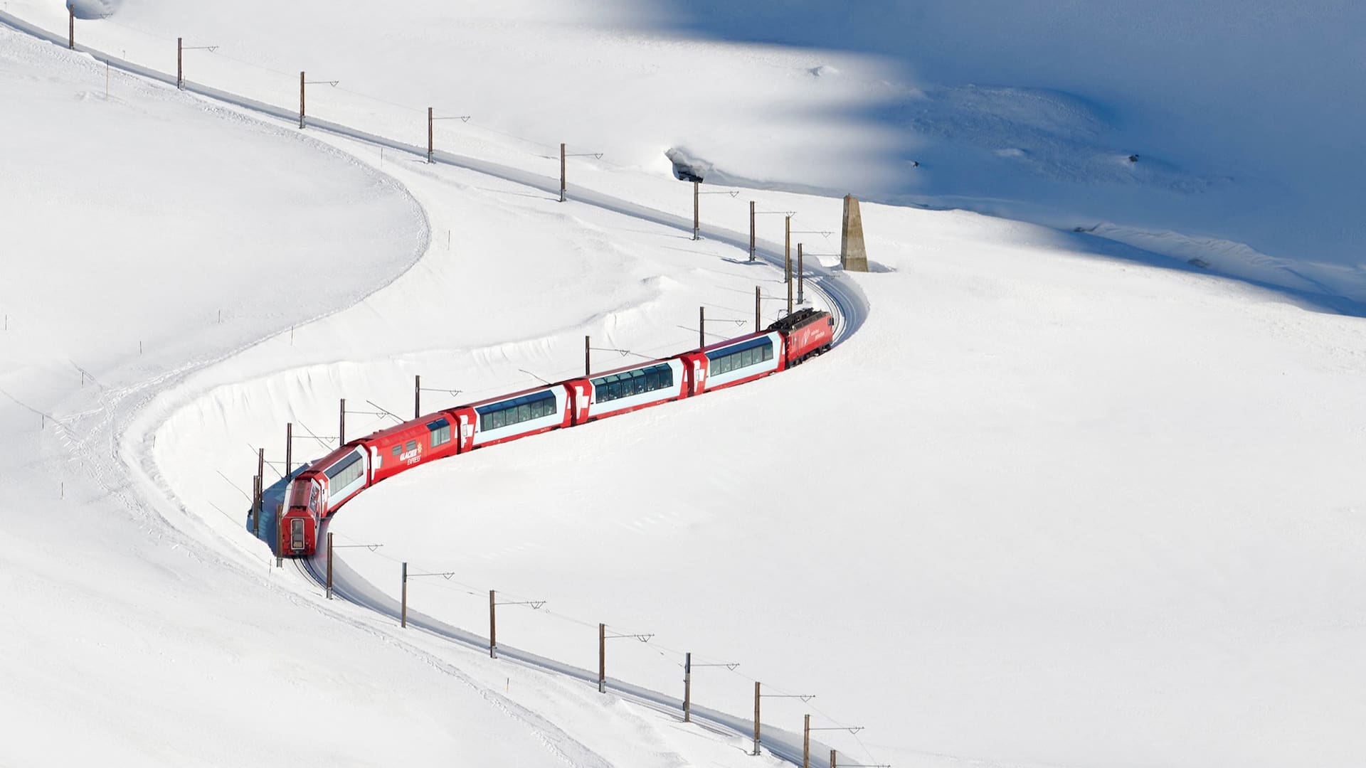 Entre los 10 viajes exclusivos para hacer una vez en la vida figura el famoso tren panorámico Glacier Express que recorre el corazón alpino de Suiza, desde la elegante St. Moritz hasta la villa de Zermatt, junto al imponente monte Matterhorn
