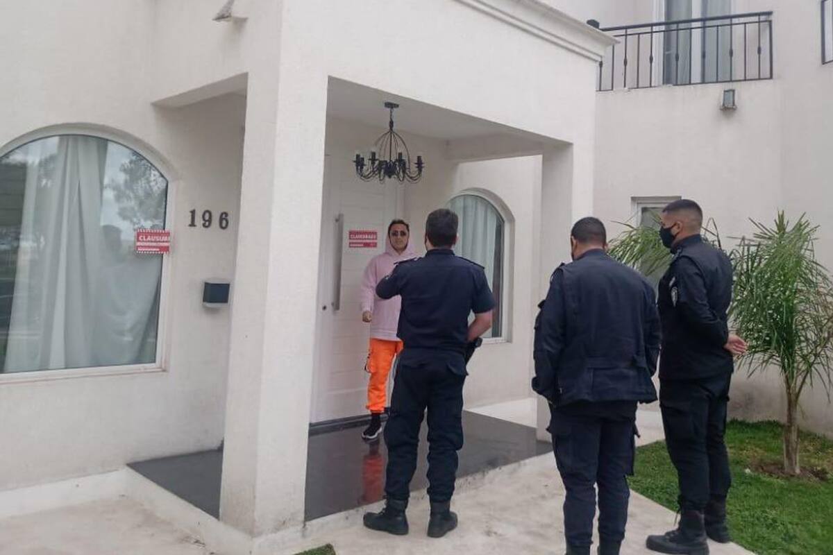El famoso youtuber hizo una fiesta clandestina, violando las restricciones por la pandemia de coronavirus