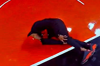 El fanático quedó tendido en el piso