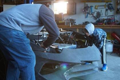 El fanatismo de un padre y su hijo por la firma italiana los llevo a reconstruir un modelo original y recibir la sorpresa de sus vidas.