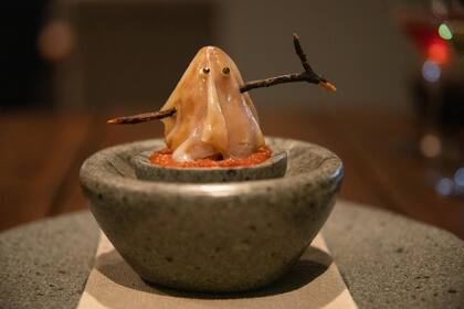 El "fantasmita", uno de los snacks favoritos del menú de invierno: jibia (especie de calamar gigante) tenderizada en un cocktail de hongos, crema de pajarito, emulsión de flores de naranjo y fermentadas en la base de un "chancho en piedra" de tomate rosado preservado.