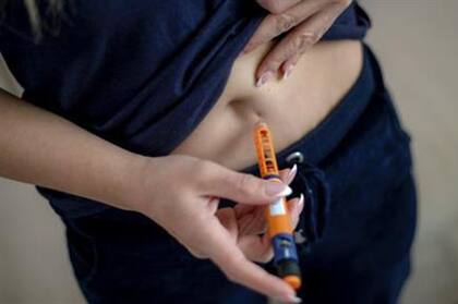 El fármaco se aplica con un autoinyector en el abdomen o en el muslo.