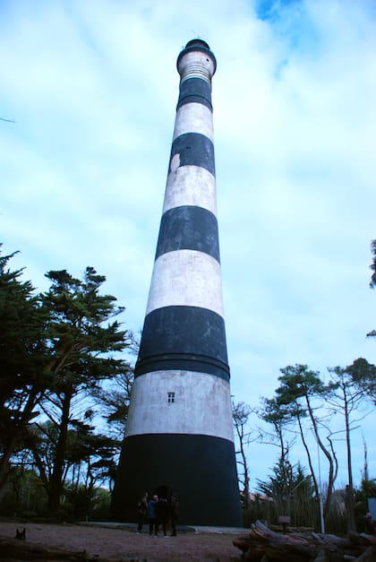 El faro de 54 metros de alto es la edificación más antigua del partido de Villa Gesell y fue declarada Monumento Histórico Nacional.