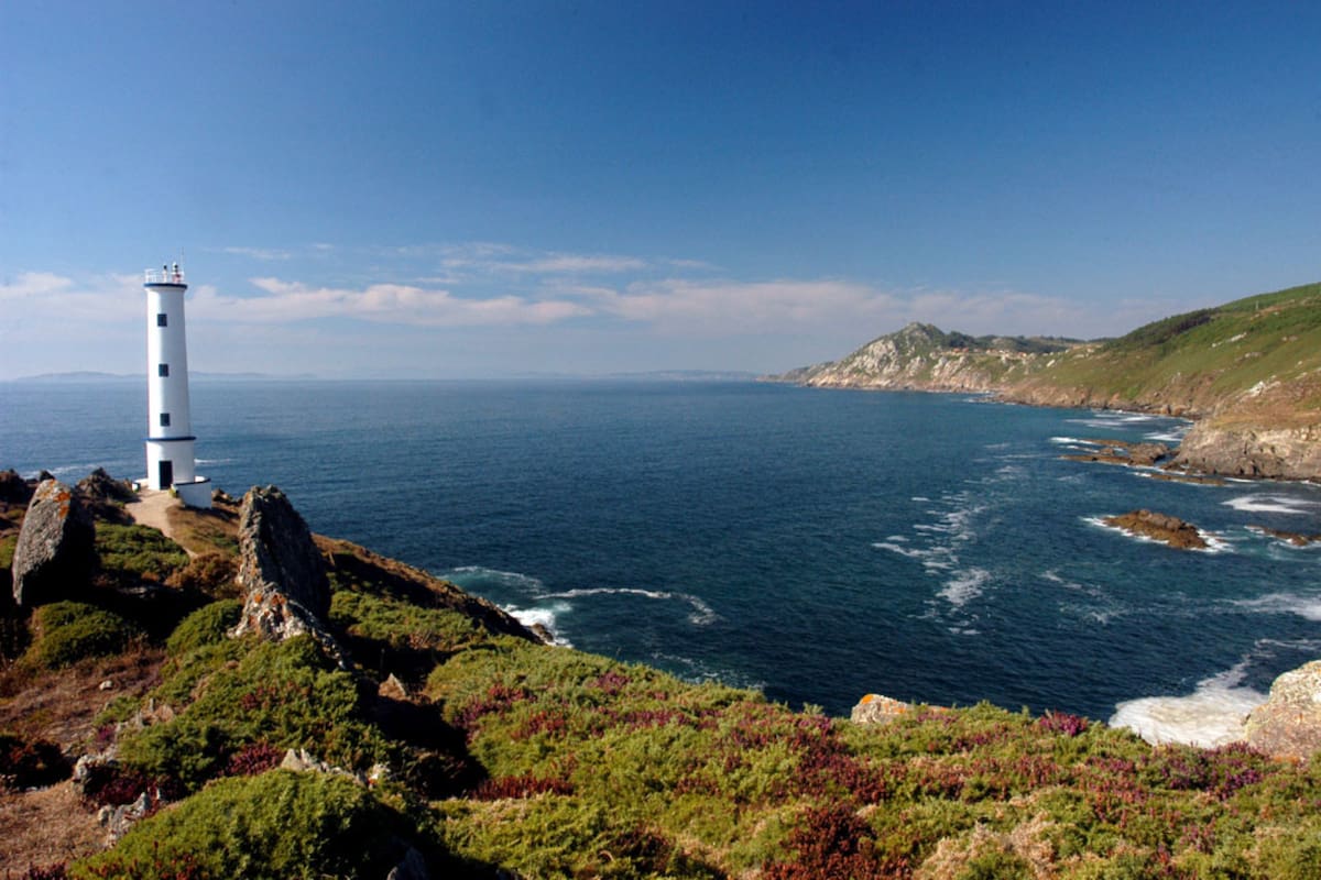 El Faro de Cabo Home forma parte de la ruta del los faros y tiene una de las vistas más atractivas de Galicia