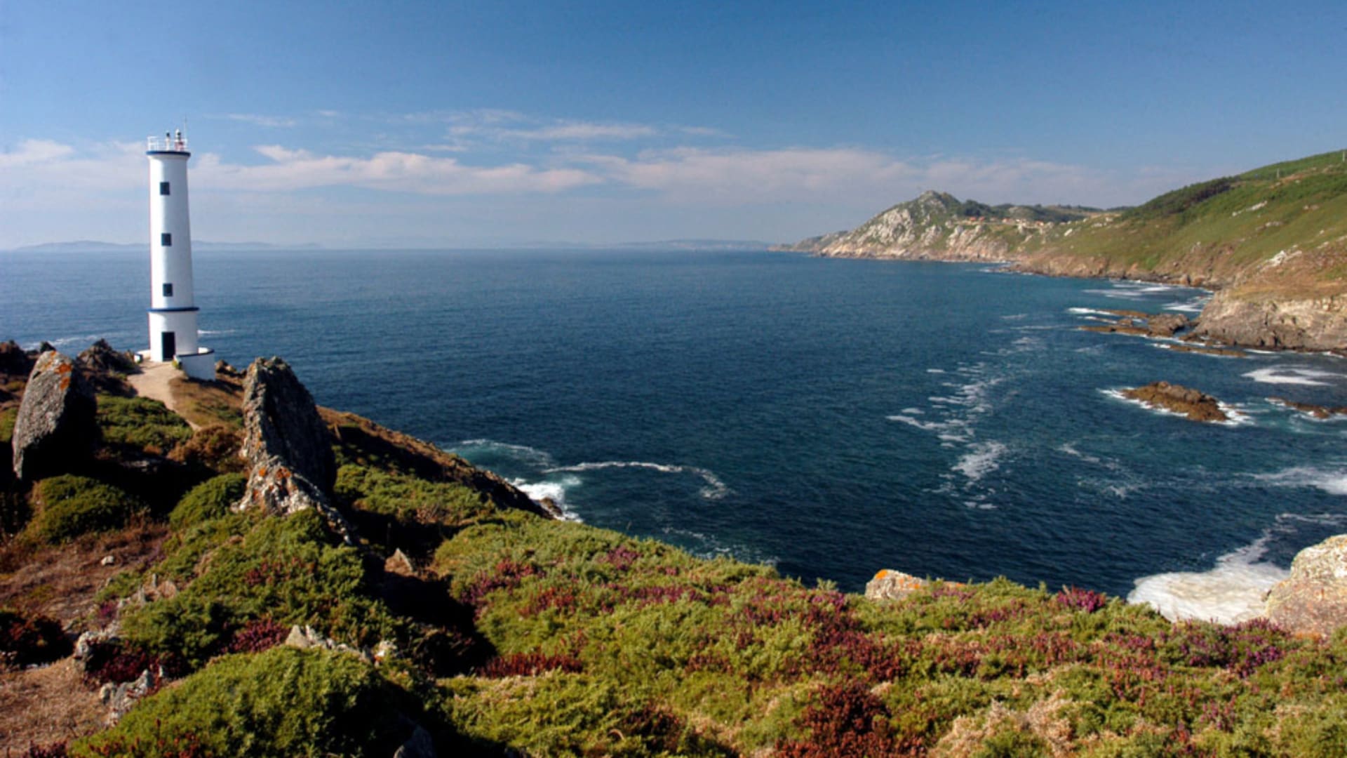 El Faro de Cabo Home forma parte de la ruta del los faros y tiene una de las vistas más atractivas de Galicia