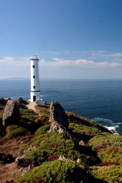 La zona de España menos masificada para viajar es Galicia: allí se encuentra el Faro de Cabo Home que forma parte de la ruta de los faros y tiene una de las vistas más atractivas de esta región