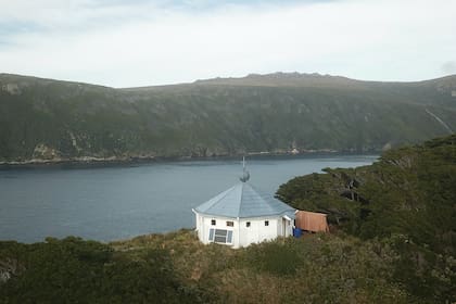 El faro de San Juan de Salvamento y el Mar Argentino