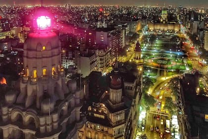 Faro del Barolo iluminando la ciudad de color rosa para la celebración de un Día del Cáncer de Mama