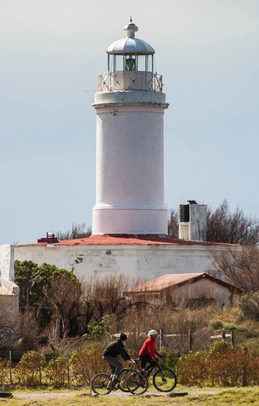 El faro está sobre un acantilado, a pasitos de El Cóndor.