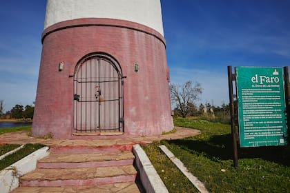 El faro fue inaugurado oficialmente el 27 de febrero de 2000