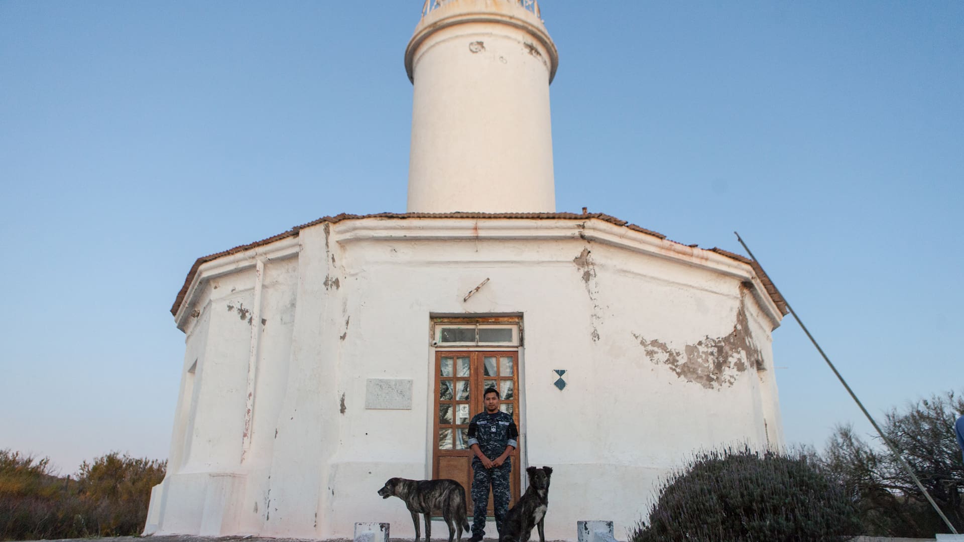 El faro está sobre un acantilado, a pasitos de El Cóndor.