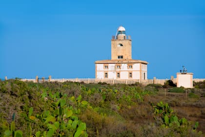 El faro, ubicado en el extremo oriental de la isla, es ideal para disfrutar de las mejores puestas y salidas del sol.