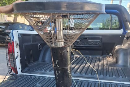 El farol robado del cementerio tras ser recuperado por la policía