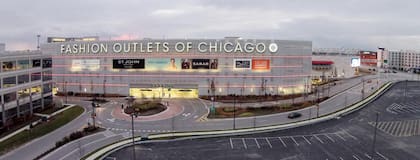 El Fashion Outlets of Chicago tiene un patio de comidas con múltiples opciones rápidas para todos los gustos y brinda la asistencia de un guardarropa