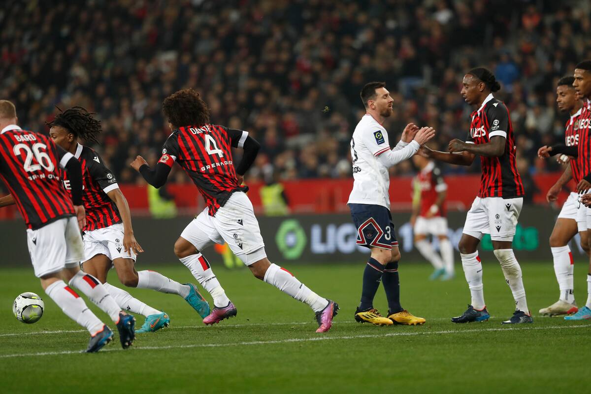 El fastidio de Lionel Messi tras perder una pelota contra Niza, durante el partido por la Liga de Francia