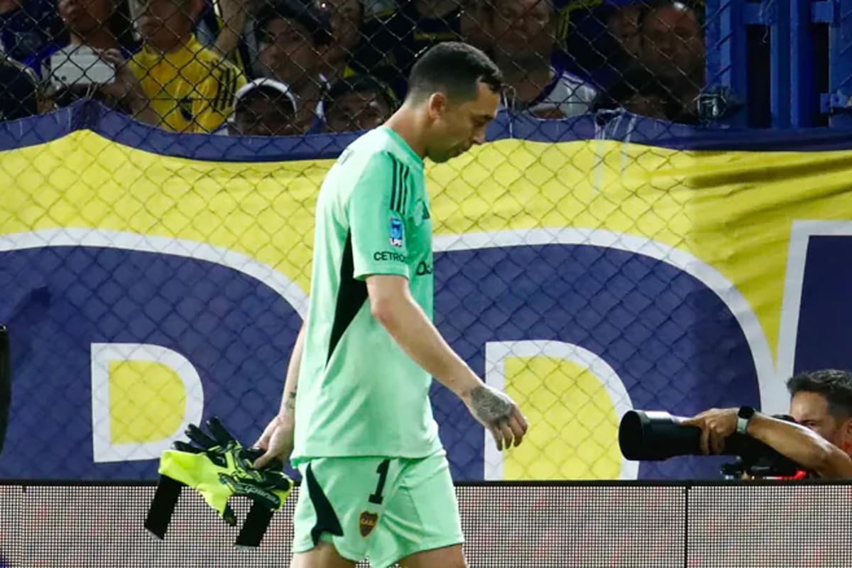 El fastidio de Marchesin al irse lesionado del partido con Instituto