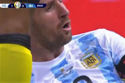 El fastidio de Messi por la dura marca de los uruguayos