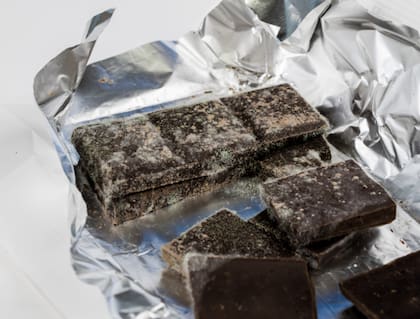 El fat bloom se produce cuando la manteca de cacao migra hacia la superficie del chocolate